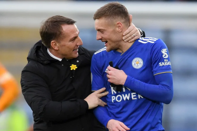  莱斯特城老将发威，瓦尔迪梅开二度助蓝狐逃离降级区